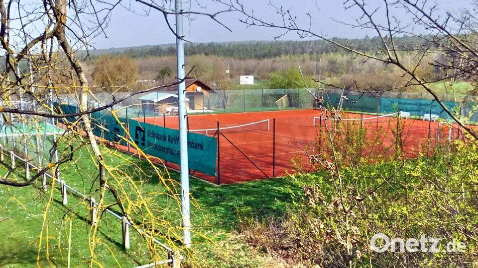 Die Tennisfreunde haben ein eigenes Vereinsheim auf ihrem Tennisgelände im Umgriff der heutigen Hütte fest im Blick. Zunächst gelte es aber Machbarkeit, Finanzierbarkeit und den wirtschaftlichen Betrieb abzuklären. Bild: whü