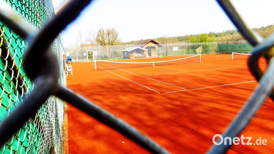 Die Tennisfreunde haben ein eigenes Vereinsheim auf ihrem Tennisgelände um Umgriff der heutigen Hütte fest im Blick. Doch Vorsitzender Norbert Schecklmann, Bürgermeister Alexander Goller und Sportwart Johannes Ruder (von links) sind sich einig, dass es erst einmal grundsätzlich die Machbarkeit, Finanzierbarkeit und den wirtschaftlichen Betrieb abzuklären gilt. Bild: whü