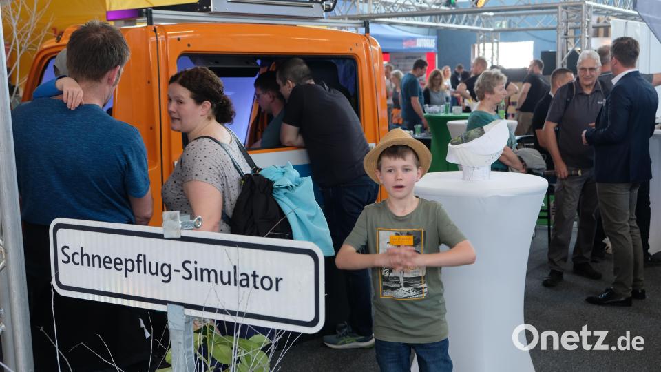 Stets umlagert, der Simulator am Stand des Staatlichen Bauamtes. Bild: do