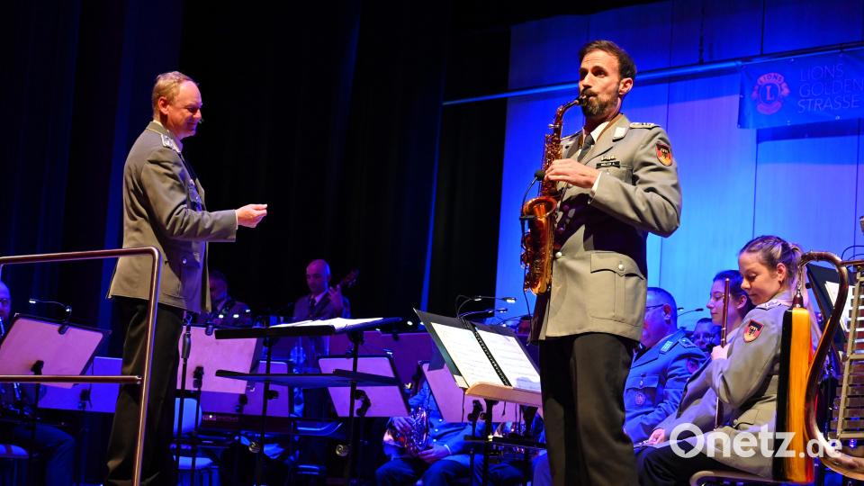Mit dem Altsaxofon eroberte Stabsfeldwebel André Müller bei "Against All Odds" die Herzen des Weidener Publikums. Bild: kki