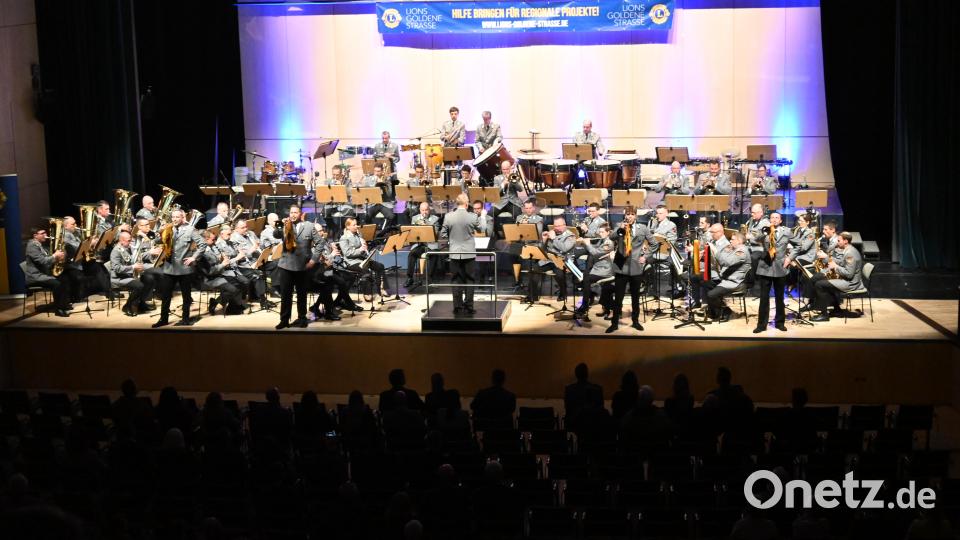 Vier Trompeter wechselten für den "Parademarsch der 18. Husaren" an die Fanfare. Bild: kki
