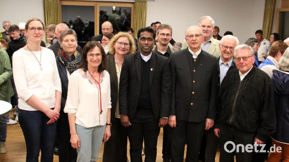 Zahlreich sind die Angehörigen der Pfarreiengemeinschaft gekommen, um sich von ihrem Seelsorger zu verabschieden. Im Bild Pater Savari (Mitte) mit seinen Amtsbrüdern Pfarrer Herbert Rösl und Ruhestandspfarrer Max Stigler (von links). Im Bild hinter den Geistlichen (von rechts) die Kirchenpfleger Josef Saller (Teunz), Jakob Kiener (Niedermurach) und Markus Fuchs (Pertolzhofen). Auch die PGR-Sprecherinnen Christa Forster (Pertolzhofen), Agnes Bauer (Teunz) und Irmgard Glaser (Niedermurach) sowie die stellvertretende Bürgermeisterin der Gemeinde Niedermurach, Rita Salomon (von links), würdigen die gute Zusammenarbeit. Bild: Josef Böhm