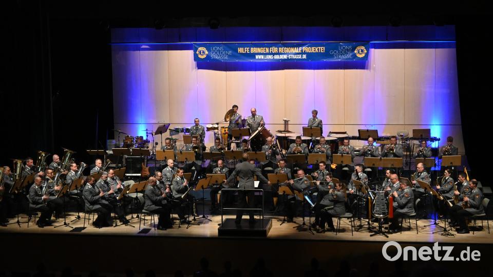 Mit den letzten Klängen der Fanfare aus "Also sprach Zarathustra" war die Bühne beim Gastspiel des Heeresmusikkorps Veitshöchheim unter der Leitung von Oberstleutnant Roland Kahle hell erleuchtet. Bild: kki