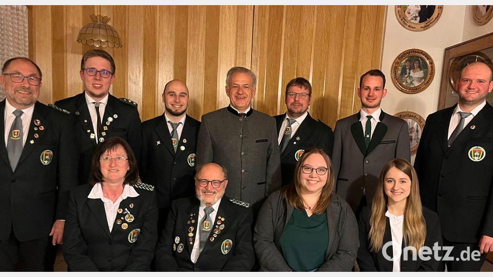Der neue Gauvorstand des Stiftlandgaus: Neuer Vorsitzender ist Florian Greil (rechts). Landrat Roland Grillmeier (Mitte) gratulierte dem Team. Bild: Anja Krapfl/exb