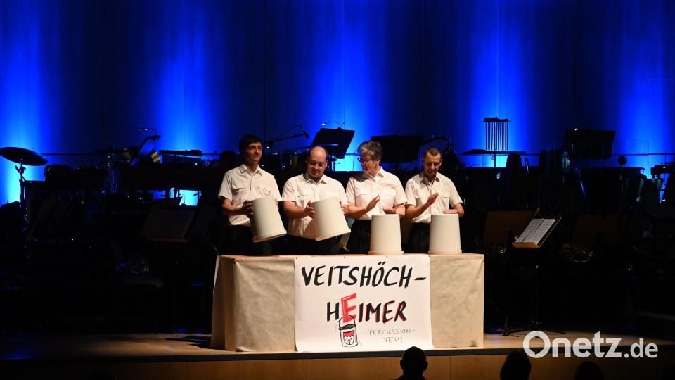 Auch die Schlagwerker wollten einmal vorne an der Bühne stehen, als "Veitshöchh-Eimer" präsentierten sie eine schwungvolle Nummer. Bild: kki