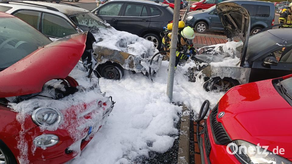 Mehrere Autos standen am Montag am Parkplatz des Krankenhauses Tirschenreuth in Flammen. Bild: nic