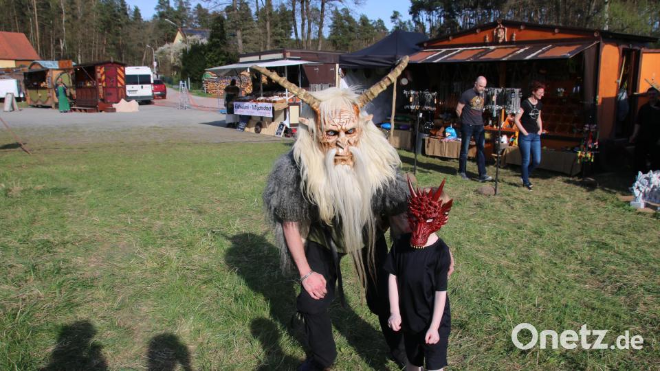 So schaurig wie der Teufel wirkt, ist der kleine Drache dennoch ganz tapfer. Bild: sne