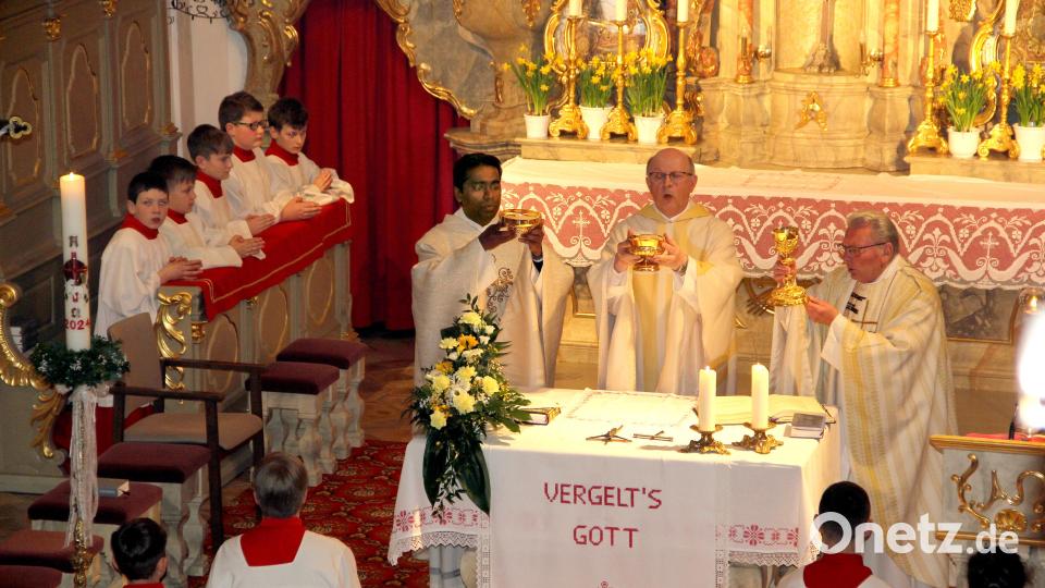 Pater Savarimuthu Selvarasu steht zum letzten Mal als Pfarrvikar am Altar der Pfarrkirche St. Martin bei der Feier der Eucharistie mit Hauptzelebrant Pfarrer Herbert Rösl und Ruhestandspfarrer Max Stigler. Bild: Josef Böhm