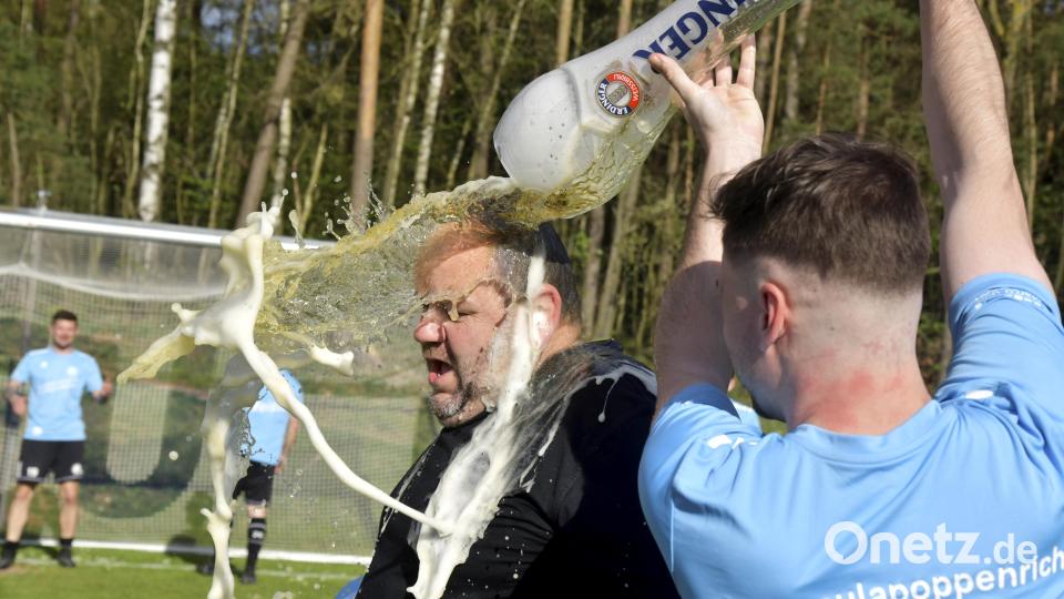 Bierdusche für den "Macher"Josef Nitzbon (links): Dominik Siebert (rechts) kennt keine Gnade. Bild: Hubert Ziegler