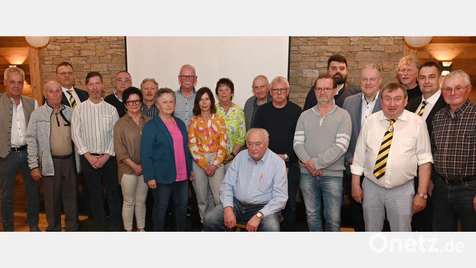 Die Gründungsmitglieder des SV Kauerhof zusammen mit den Ehrengästen. Bild: gf