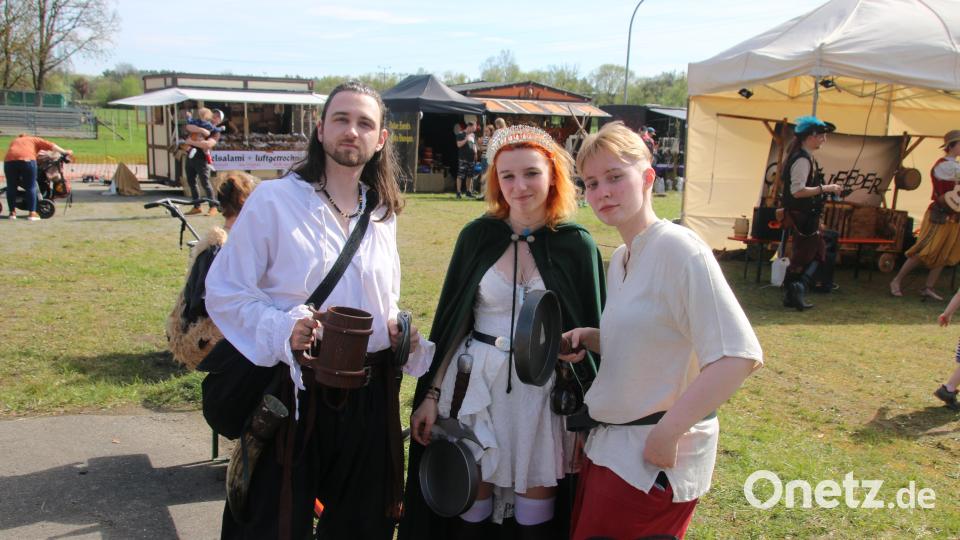 Mittelalter-Fans haben das richtige Outfit parat und verbreiten das passende Ambiente. Bild: sne