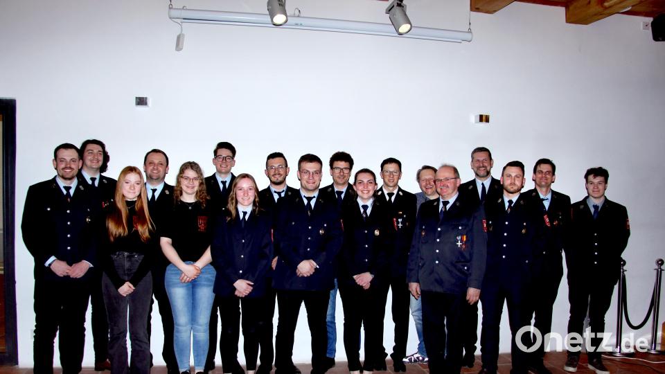 Die Empfänger verschiedener Leistungsabzeichen zusammen mit Führungskräften der Feuerwehr Etzelwang. Bild: ds