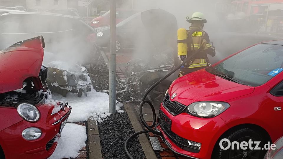 Die Einsatzkräfte löschten die Flammen mit Schaum. Bild: nic