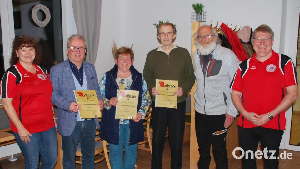 Vorsitzender Gerd Priemer (Zweiter von rechts), Zweite Vorsitzende Susanne Weiser (links) und Oberturnwart Wolfgang Schatzberger (rechts) dankten Toni Dutz und seiner Ehefrau Evi sowie Helmut Meier (Zweiter bis Vierter von links) für 50 Jahre Vereinstreue. Bild: Sabine Schnurrer/exb