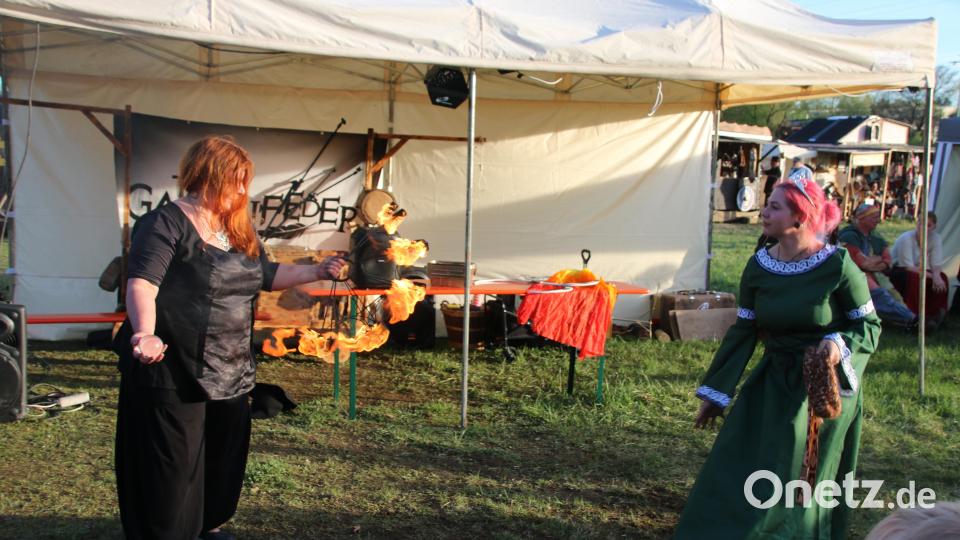 Anastasija hat nicht nur ein gutes Händchen mit Rabe Mara sondern auch mit dem Feuerring. Bild: sne