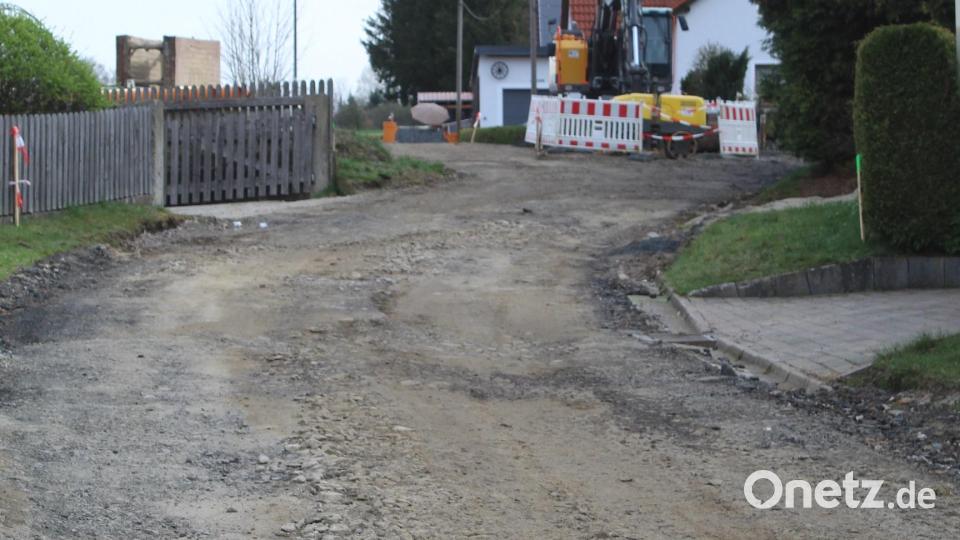 Die Kanalbauarbeiten in der Straße Am Berg laufen auch nach Plan weiter, im Anschluss ist dort dann die Verlegung der Wasserleitung geplant, bevor es dann Richtung Straßenbauarbeiten weitergeht. Bild: Gemeinde Ebnath/exb