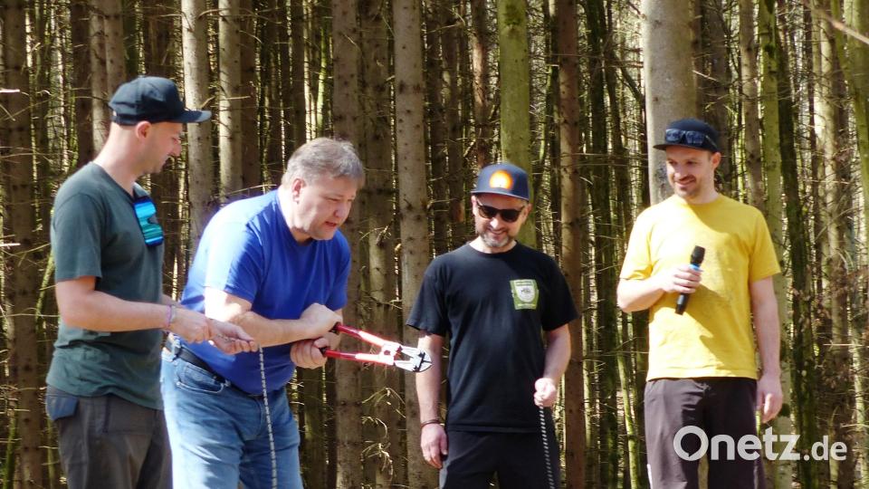 Die Eröffnung: Bürgermeister Stefan Braun (Zweiter von links) zerschnitt kein Band, sondern zwickte eine Fahrradkette durch. Mit dabei waren Daniel Guttenberger (links) sowie (von rechts) Spartenleiter Hannes Jarosch und Ronny Diener. Bild: jp