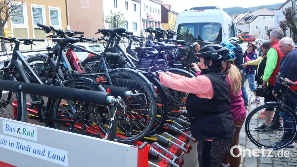 Die Räder sind auf dem Anhänger verstaut: Das Busangebot wird in diesem Jahr noch verstärkt und ist kostenlos. Archivbild: Hirsch