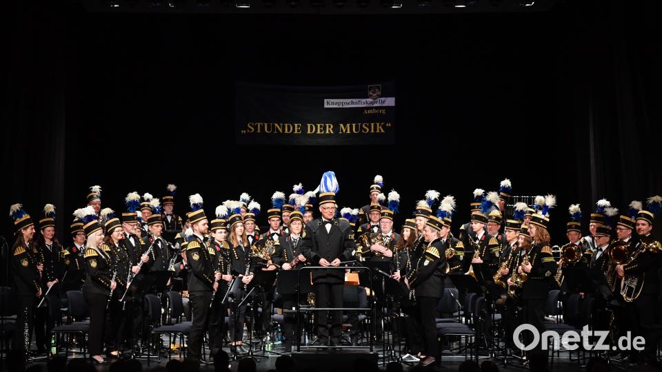 Die Knappschaftskapelle Amberg bei der Stunde der Musik im Stadttheater Amberg stand unter der Leitung von Anton Lottner. Bild: Petra Hartl