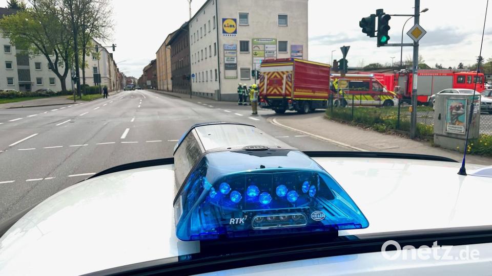 Drei Menschen tragen bei einem Feuer in einem Mehrparteienhaus in Weiden teils schwere Verletzungen davon. Bild: Gabi Schönberger