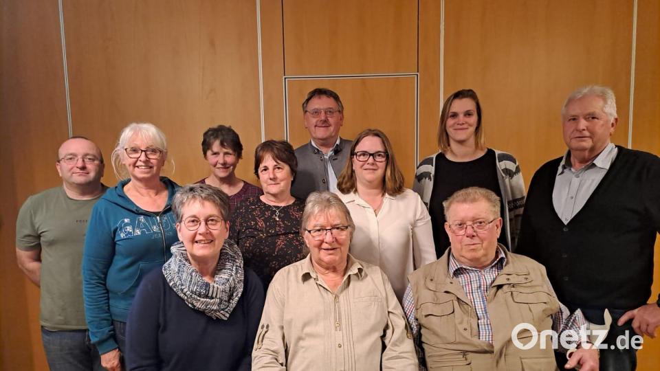 Einen neun Vorstand wählt der Obst- und Gartenbauverein Sigl (sitzend, von links): Zweite Vorsitzende Monika Krieger, Erster Vorsitzender Armin Heuberger und Ehrenvorsitzender Ludwig Graf; stehend (von links): Erwin Hammer, Angela Kredler, Gunda Schönl, Elfriede Weiß. Bürgermeister Hans-Martin Schertl, Ramona Heldmann, Carolin Schreiner und Josef Bönisch. Bild: ct