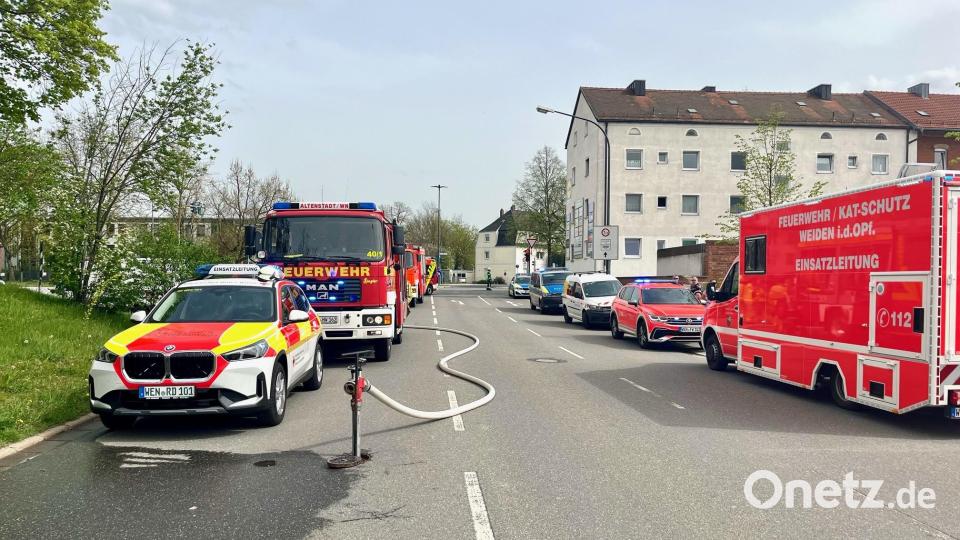 Drei Menschen werden bei einem Brand in einem Wohnhaus in Weiden Zur Centralwerkstätte verletzt - einer von ihnen schwer. Bild: Gabi Schönberger