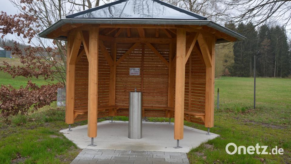 Der Trinkbrunnen auf der Straße zwischen Groschlattengrün und Pechbrunn, Nähe des Schützenhauses, wurde mit Mitteln aus dem Regionalbudget der Ikom Stiftland finanziert. Bild: jr
