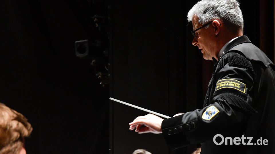 Die Knappschaftskapelle Amberg bei der Stunde der Musik im Stadttheater Amberg stand unter der Leitung von Anton Lottner. Bild: Petra Hartl