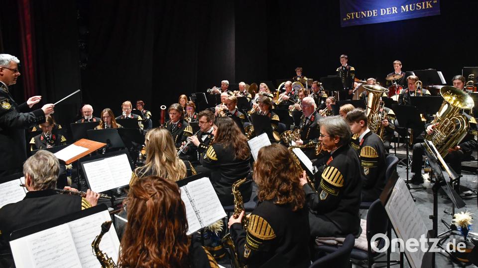 Die Knappschaftskapelle Amberg bei der Stunde der Musik im Stadttheater Amberg stand unter der Leitung von Anton Lottner. Bild: Petra Hartl