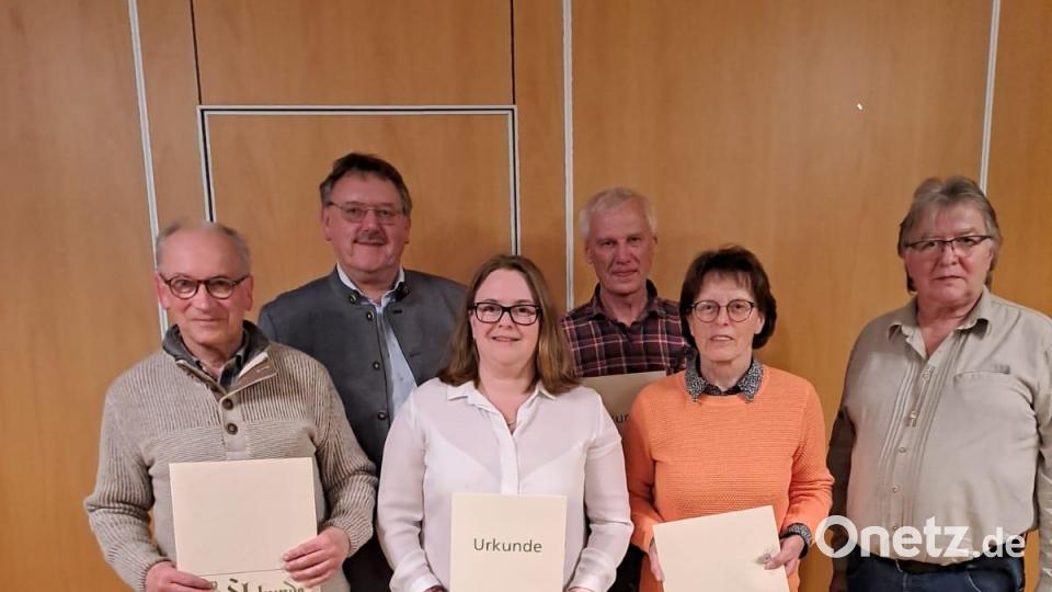 Langjährige Mitglieder werden ausgezeichnet (von links): Christian Kredler, Bürgermeister Hans-Martin Schertl, Ramona Heldmann, Karl Trummer, Nora Merkl und Vorsitzender Armin Heuberger. Bild: ct
