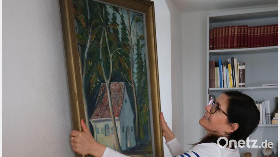 Karin Achatz beim Aufhängen vom &quot;Alten Herrgott&quot;, eines der neuesten Werke aus dem Pflegeheim. Bild: Barbara Habel/exb