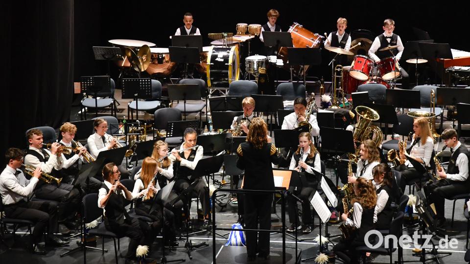 Das Jugendorchester der Knappschaftskapelle Amberg bei der Stunde der Musik im Stadttheater Amberg stand unter der Leitung von Doris Schwager. Bild: Petra Hartl