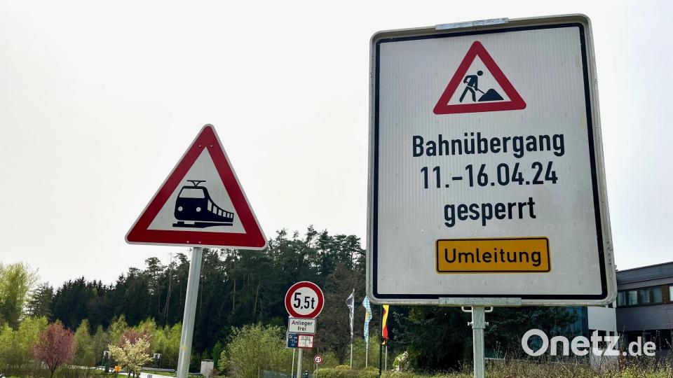 Der Bahnübergang Latsch bei der Gaststätte &quot;Alpenrose&quot; ist wegen Gleisbauarbeiten ab 11. April nicht passierbar. Bild: Gabi Schönberger