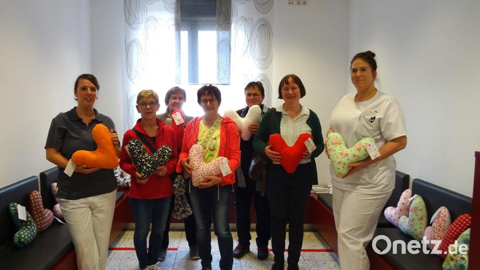Sieglinde Zielbauer (Mitte) und ihr Frauenbundteam übergeben die selbst genähten Herzkissen. Bild: Agnes Härtl/exb