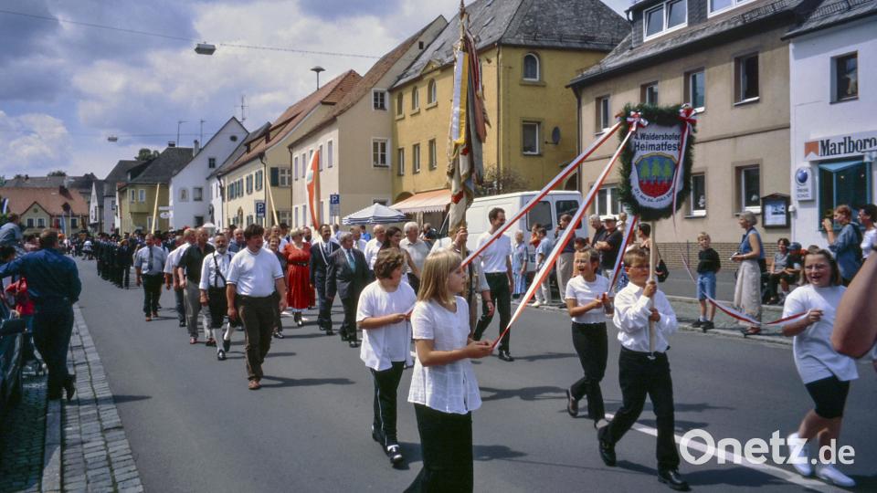 Ein bunter Festzug bewegte sich im Jahr 2000 durch die Waldershofer Straßen. Archivbild: Wolfgang Erhart/exb