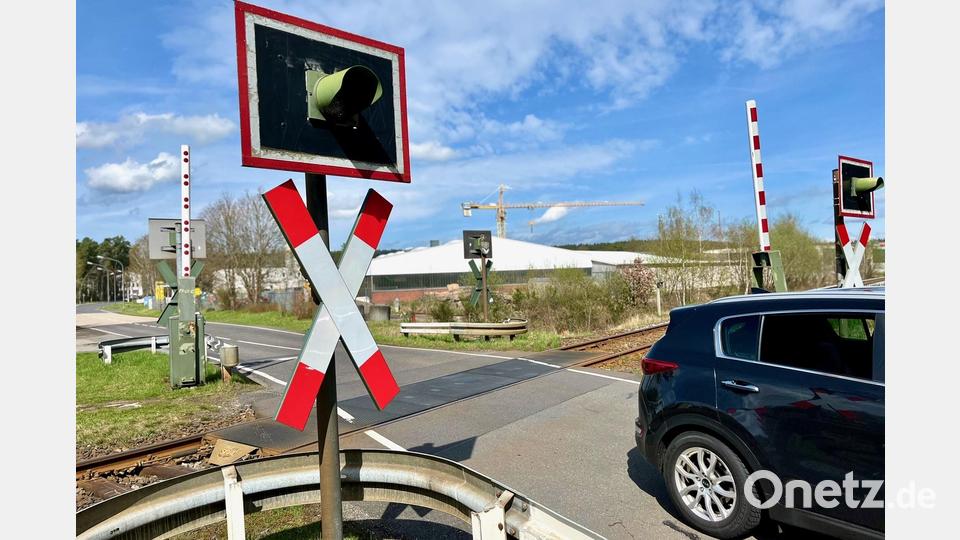 Der Bahnübergang am Brandweiher in der Dr.-Müller-Straße in Weiden ist vom 18. bis 23. April gesperrt. Bild: Gabi Schönberger