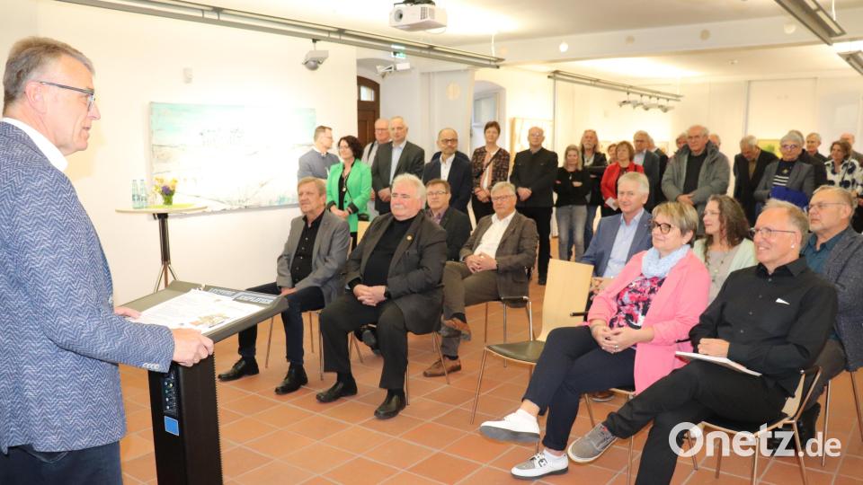 Franz Stahl (links) bei der Begrüßung von Gerd Seidel und dessen Ehefrau Chris tine (erste Reihe, sitzend von rechts). Bild: Stadt Tirschenreuth/exb