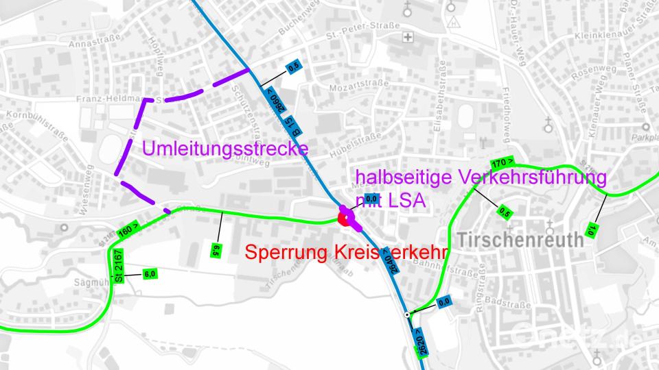 Der Kreisverkehr in Tirschenreuth ist an zwei Tagen nur halbseitig befahrbar. Die Umleitung in und aus Richtung Falkenberg verläuft über die Franz-Heldmann-, die Pleier- und die Kornbühlstraße. Bild: Markus Weiß/Staatliches Bauamt/exb