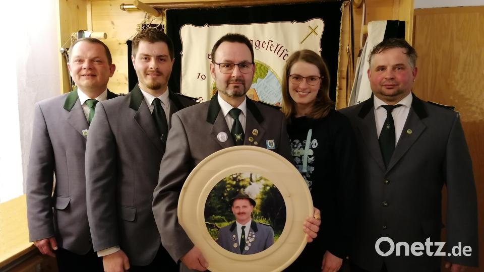 Die zu Ehren des verstorbenen Schützenmeisters Josef Schedl gestiftete Gedächtnisscheibe überreichten dessen Kinder Cornelia (rechts) und Matthias Schedl an Jürgen Fischer (von links). Ihm gratulierten auch die Schützenmeister Rainer Schmidkonz (links) und Thomas Richtmann (rechts). Bild: Schützengesellschaft Edelweiß/exb