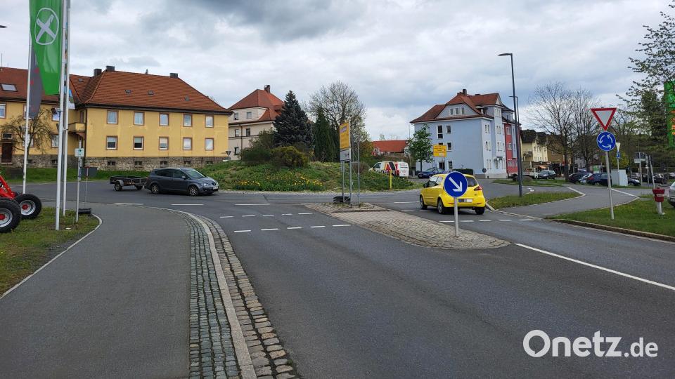 Am Kreisverkehr Tirschenreuth sind an den zwei Tagen die Zu- und Ausfahrt in Richtung Falkenberg 
gesperrt. Bild: rti