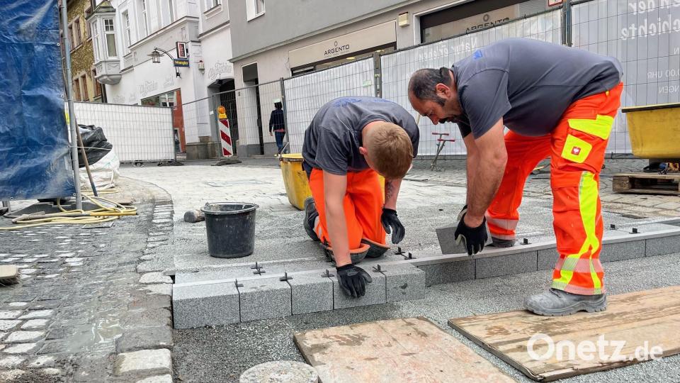 Maßarbeit. Arbeiter verlegen den neuen Granitbelag zwischen Unterem Tor und Issy-les-Moulineaux-Platz. Der erste Bauabschnitt zur barrierefreien Innenstadt in Weiden. Bild: Gabi Schönberger
