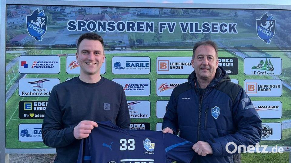 Konstantin Beck (links) wird ab der kommenden Saison Trainer des FV Vilseck. Abteilungsleiter Daniel Rainer Liermann begrüßte den Neuen. Bild: mc