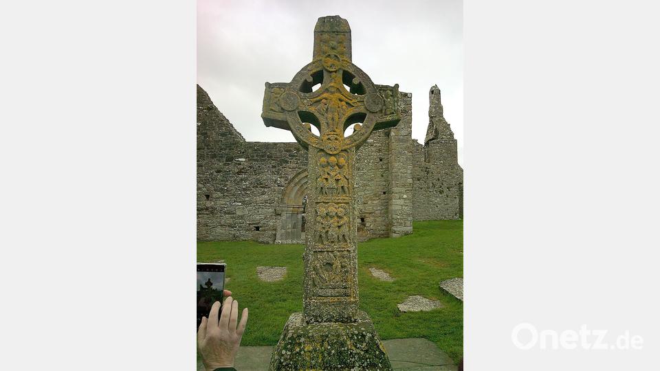 Das große Kreuz in der Klosterruine von Clonmacnoise. Bild: rgr