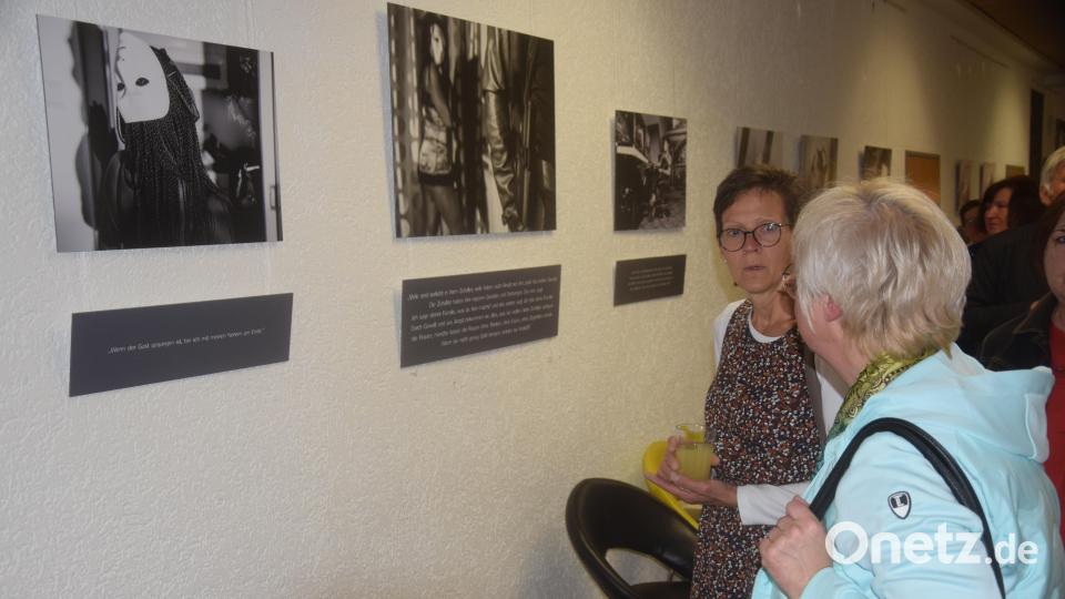 Die Ausstellung &quot;gesichtslos&quot; in der VHS Weiden dokumentiert in Bildern und Texten verborgene Lebenswelten von Frauen in der Prostitution. Bild: fz