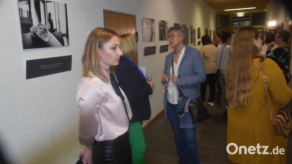 Die Ausstellung &quot;gesichtslos&quot; in der VHS Weiden dokumentiert in Bildern und Texten verborgene Lebenswelten von Frauen in der Prostitution. Bild: fz