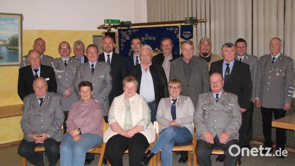 Für langjährige Treue in der KSRK Mantel zeichneten Heinrich Scheidler (mittlere Reihe, rechts), Horst Embacher (mittlere Reihe, links) und Alfons Betzl (hinten, Zweiter von links) mehrere Kameraden aus. Bild: knh
