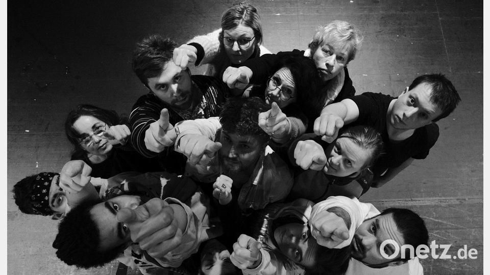 Das AMsemble des Stadttheaters Amberg spielt am 11. Mai sein neues Stück „Kah Iiih – moderne humanoide Zeiten“. Bild: Wolfgang Schrüfer/exb
