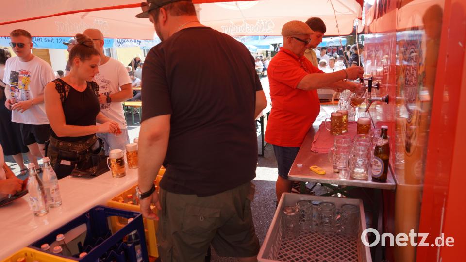 Heiß geht es am Ausschank des Waldthurner Schützenvereins her. Bild: fvo