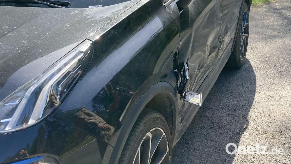 An der Fahrerseite des geschädigten Autos ist massiver Schaden entstanden. Teile des Fahrzeugs, das den Unfall verursacht hat, stecken noch drin. Bild: Polizei Neustadt/exb