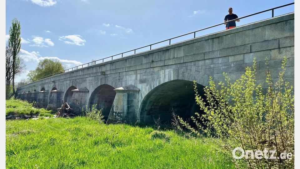 Die neunbögige Natursteinbrücke in Unterwildenau soll noch im April für den Verkehr frei gegeben werden. Bild: Gabi Schönberger